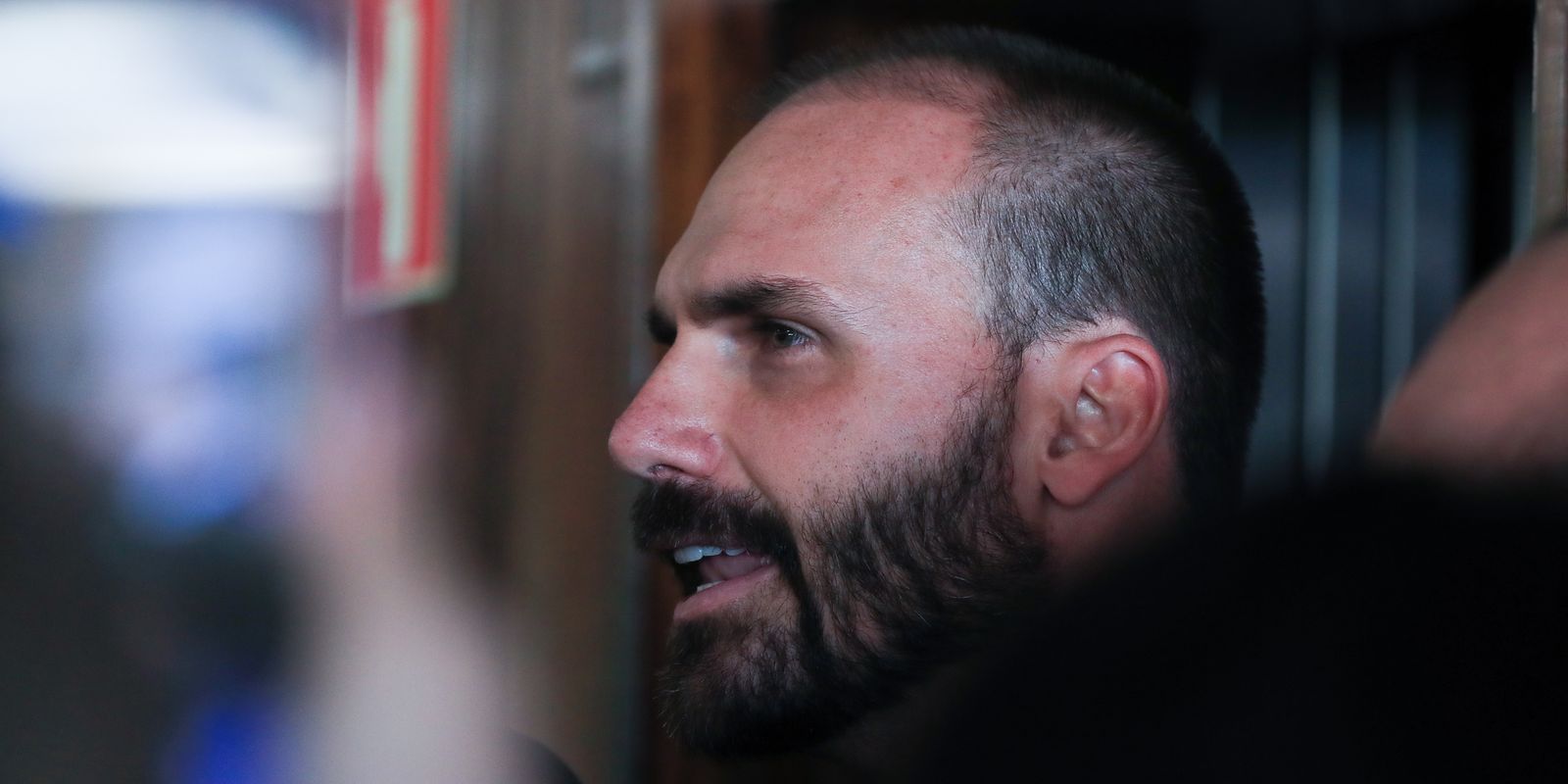 Eduardo Bolsonaro pede a Hugo Motta para exercer mandato dos EUA