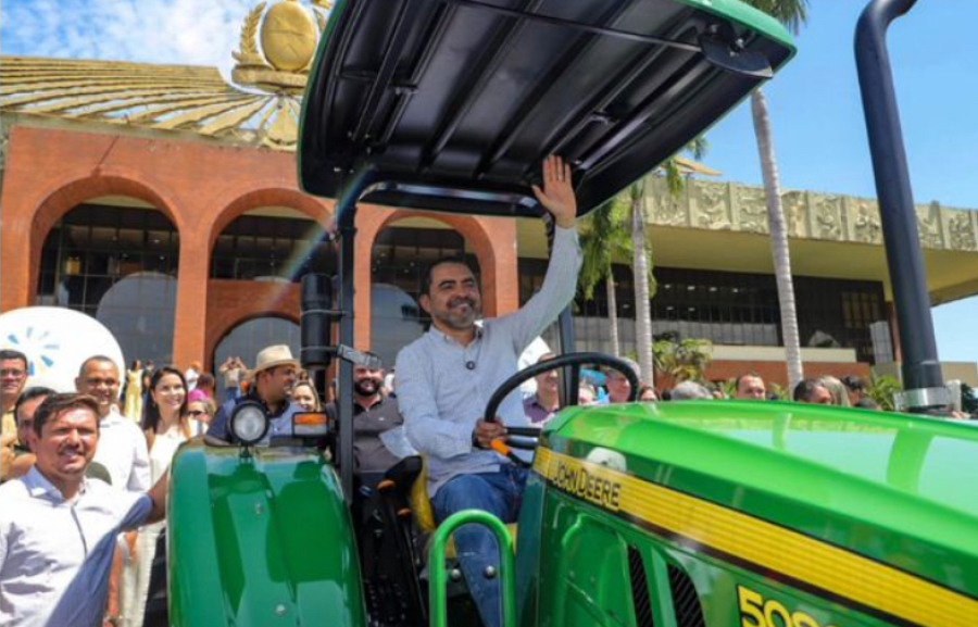 Governo do Tocantins entrega tratores e fortalece ensino agrícola para mais de 1,3 mil estudantes